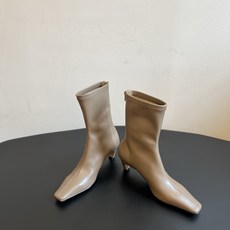Khait* 26ss早秋新款尖头低跟弹力短靴 自带清冷极简高级的知性氛围感,利落小尖头线条拉长腿部线条,贴合小腿的弹力 Khait* 26ss早秋新款尖头低跟弹力短靴 自带清冷极简高级的知性氛围感,利落小尖头线条拉长腿部线条,贴合小腿的弹力