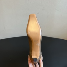 Khait* 26ss早秋新款尖头低跟弹力短靴 自带清冷极简高级的知性氛围感,利落小尖头线条拉长腿部线条,贴合小腿的弹力 Khait* 26ss早秋新款尖头低跟弹力短靴 自带清冷极简高级的知性氛围感,利落小尖头线条拉长腿部线条,贴合小腿的弹力