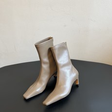 Khait* 26ss早秋新款尖头低跟弹力短靴 自带清冷极简高级的知性氛围感,利落小尖头线条拉长腿部线条,贴合小腿的弹力 Khait* 26ss早秋新款尖头低跟弹力短靴 自带清冷极简高级的知性氛围感,利落小尖头线条拉长腿部线条,贴合小腿的弹力