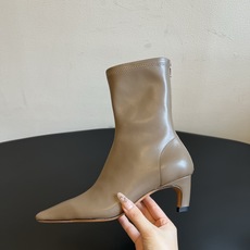 Khait* 26ss早秋新款尖头低跟弹力短靴 自带清冷极简高级的知性氛围感,利落小尖头线条拉长腿部线条,贴合小腿的弹力 Khait* 26ss早秋新款尖头低跟弹力短靴 自带清冷极简高级的知性氛围感,利落小尖头线条拉长腿部线条,贴合小腿的弹力