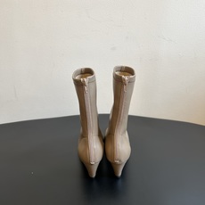 Khait* 26ss早秋新款尖头低跟弹力短靴 自带清冷极简高级的知性氛围感,利落小尖头线条拉长腿部线条,贴合小腿的弹力 Khait* 26ss早秋新款尖头低跟弹力短靴 自带清冷极简高级的知性氛围感,利落小尖头线条拉长腿部线条,贴合小腿的弹力
