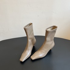 Khait* 26ss早秋新款尖头低跟弹力短靴 自带清冷极简高级的知性氛围感,利落小尖头线条拉长腿部线条,贴合小腿的弹力 Khait* 26ss早秋新款尖头低跟弹力短靴 自带清冷极简高级的知性氛围感,利落小尖头线条拉长腿部线条,贴合小腿的弹力