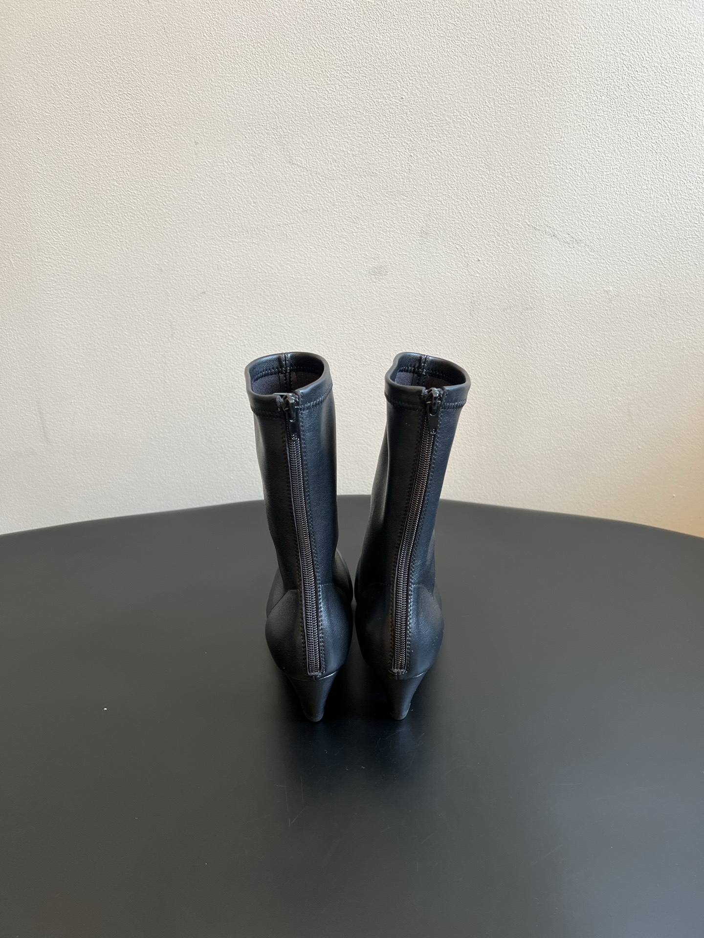 Khait* 26ss早秋新款尖头低跟弹力短靴 自带清冷极简高级的知性氛围感，利落小尖头线条拉长腿部线条，贴合小腿的弹力