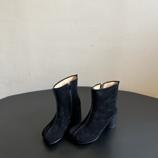 G077顶级品质Maison Margiel新款粗跟拉链短靴 自带清冷复古高级氛围感,简约鞋型格调出众,圆润鞋头包容脚型 G077顶级品质Maison Margiel新款粗跟拉链短靴 自带清冷复古高级氛围感,简约鞋型格调出众,圆润鞋头包容脚型