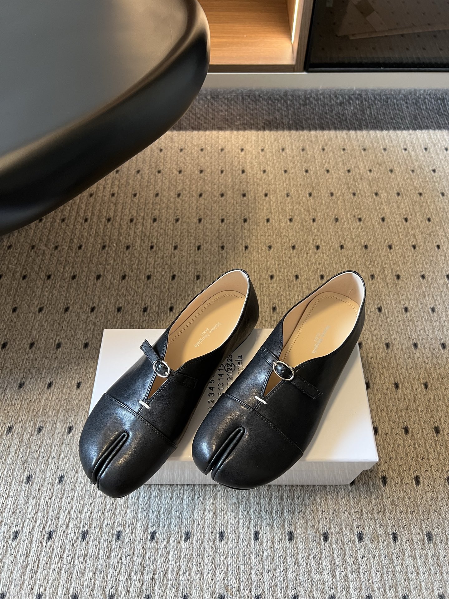 G012i顶级品质Maison Margiel*26ss早秋新款分趾玛丽珍平底单鞋 自带复古氛围感，经典分趾鞋型搭配一字