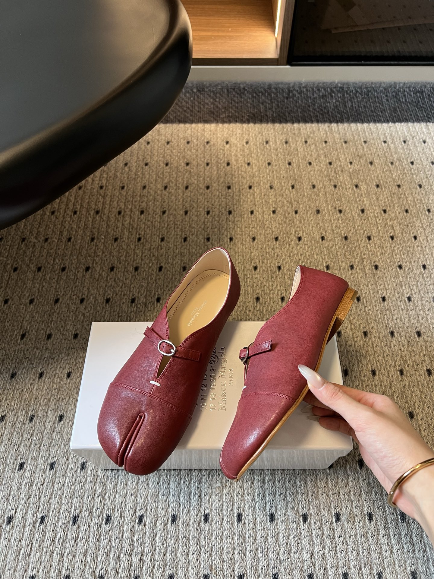 G012i顶级品质Maison Margiel*26ss早秋新款分趾玛丽珍平底单鞋 自带复古氛围感，经典分趾鞋型搭配一字