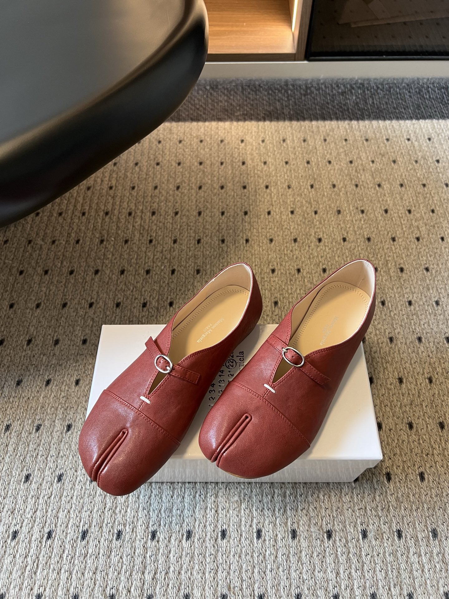 G012i顶级品质Maison Margiel*26ss早秋新款分趾玛丽珍平底单鞋 自带复古氛围感，经典分趾鞋型搭配一字