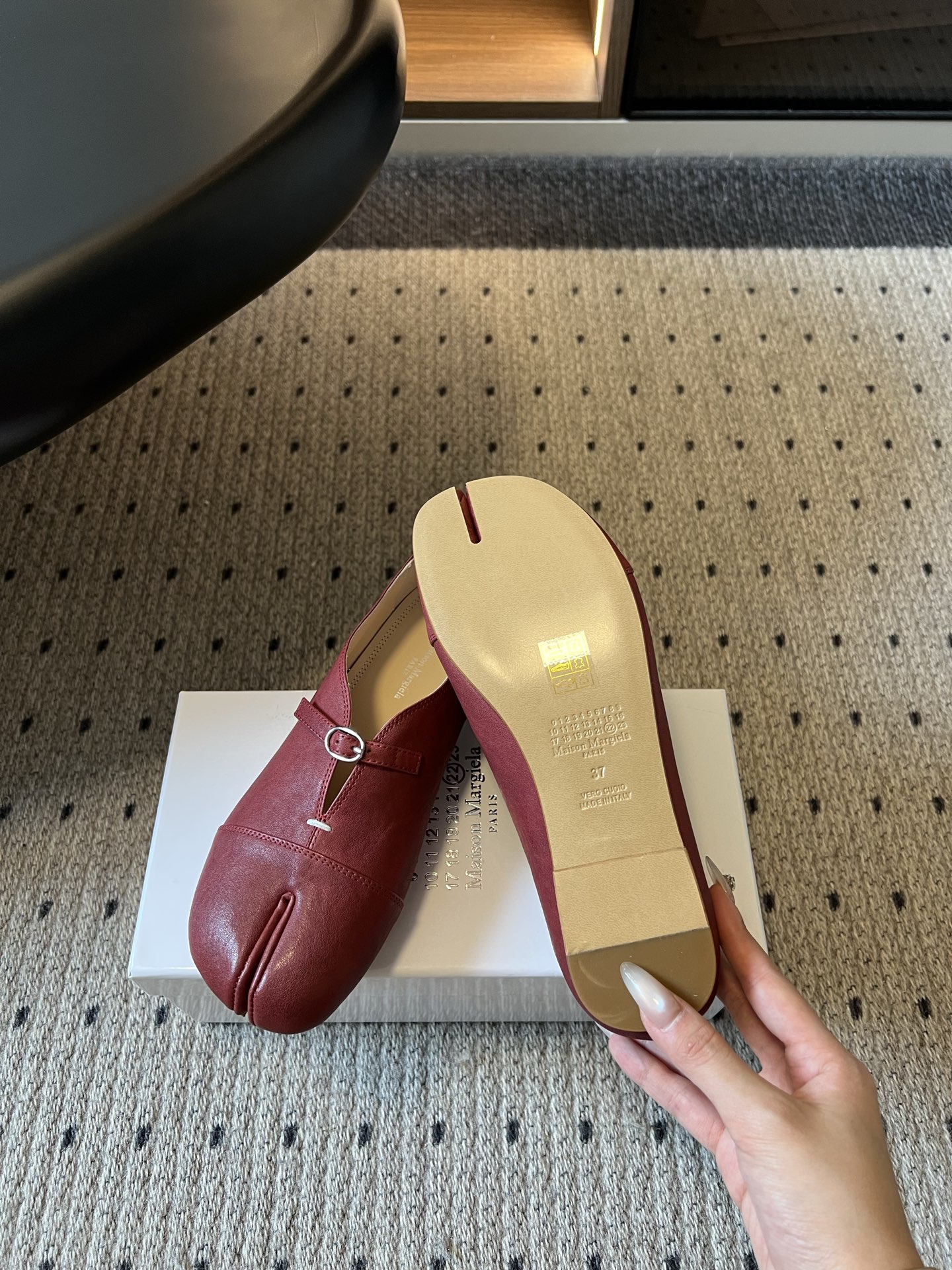 G012i顶级品质Maison Margiel*26ss早秋新款分趾玛丽珍平底单鞋 自带复古氛围感，经典分趾鞋型搭配一字