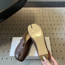 G012i顶级品质Maison Margiel*26ss早秋新款分趾玛丽珍平底单鞋 自带复古氛围感,经典分趾鞋型搭配一字 G012i顶级品质Maison Margiel*26ss早秋新款分趾玛丽珍平底单鞋 自带复古氛围感,经典分趾鞋型搭配一字