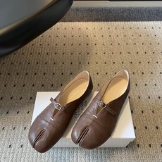 G012i顶级品质Maison Margiel*26ss早秋新款分趾玛丽珍平底单鞋 自带复古氛围感,经典分趾鞋型搭配一字 G012i顶级品质Maison Margiel*26ss早秋新款分趾玛丽珍平底单鞋 自带复古氛围感,经典分趾鞋型搭配一字