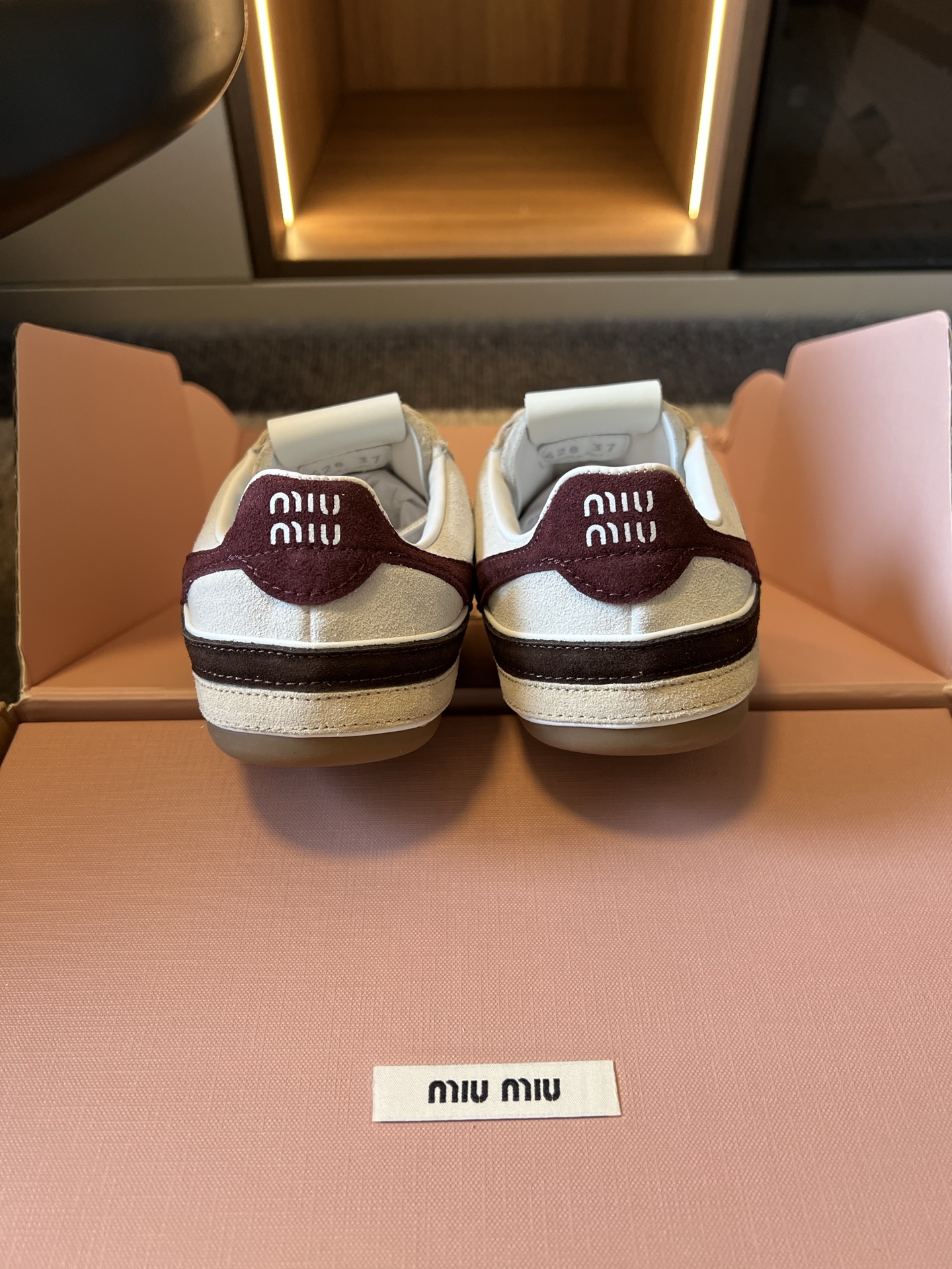 Miu Mi*26ss早秋新款复古拼色德训鞋 自带温柔复古的松弛氛围感,不同材质拼接打造层次质感,小巧流苏配饰点缀鞋带, Miu Mi*26ss早秋新款复古拼色德训鞋 自带温柔复古的松弛氛围感,不同材质拼接打造层次质感,小巧流苏配饰点缀鞋带,