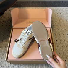 Miu Mi*26ss早秋新款复古拼色德训鞋 自带温柔复古的松弛氛围感,不同材质拼接打造层次质感,小巧流苏配饰点缀鞋带, Miu Mi*26ss早秋新款复古拼色德训鞋 自带温柔复古的松弛氛围感,不同材质拼接打造层次质感,小巧流苏配饰点缀鞋带,