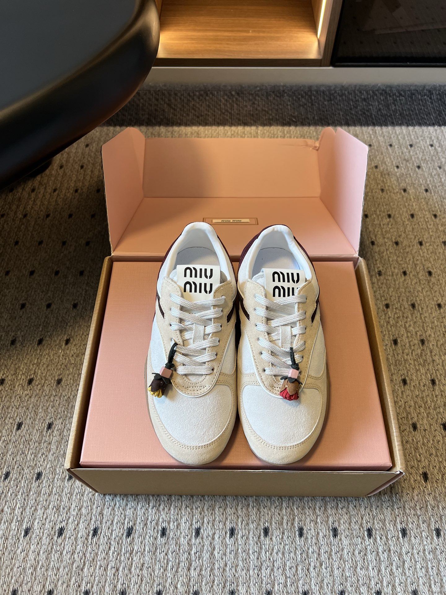 Miu Mi*26ss早秋新款复古拼色德训鞋 自带温柔复古的松弛氛围感,不同材质拼接打造层次质感,小巧流苏配饰点缀鞋带, Miu Mi*26ss早秋新款复古拼色德训鞋 自带温柔复古的松弛氛围感,不同材质拼接打造层次质感,小巧流苏配饰点缀鞋带,