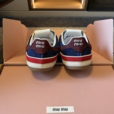 Miu Mi*26ss早秋新款复古拼色德训鞋 自带温柔复古的松弛氛围感,不同材质拼接打造层次质感,小巧流苏配饰点缀鞋带, Miu Mi*26ss早秋新款复古拼色德训鞋 自带温柔复古的松弛氛围感,不同材质拼接打造层次质感,小巧流苏配饰点缀鞋带,