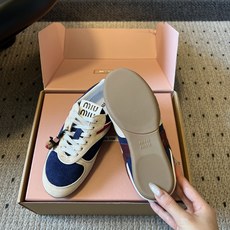 Miu Mi*26ss早秋新款复古拼色德训鞋 自带温柔复古的松弛氛围感,不同材质拼接打造层次质感,小巧流苏配饰点缀鞋带, Miu Mi*26ss早秋新款复古拼色德训鞋 自带温柔复古的松弛氛围感,不同材质拼接打造层次质感,小巧流苏配饰点缀鞋带,