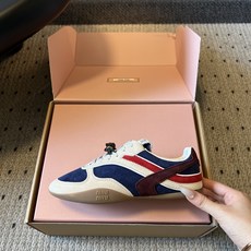 Miu Mi*26ss早秋新款复古拼色德训鞋 自带温柔复古的松弛氛围感,不同材质拼接打造层次质感,小巧流苏配饰点缀鞋带, Miu Mi*26ss早秋新款复古拼色德训鞋 自带温柔复古的松弛氛围感,不同材质拼接打造层次质感,小巧流苏配饰点缀鞋带,