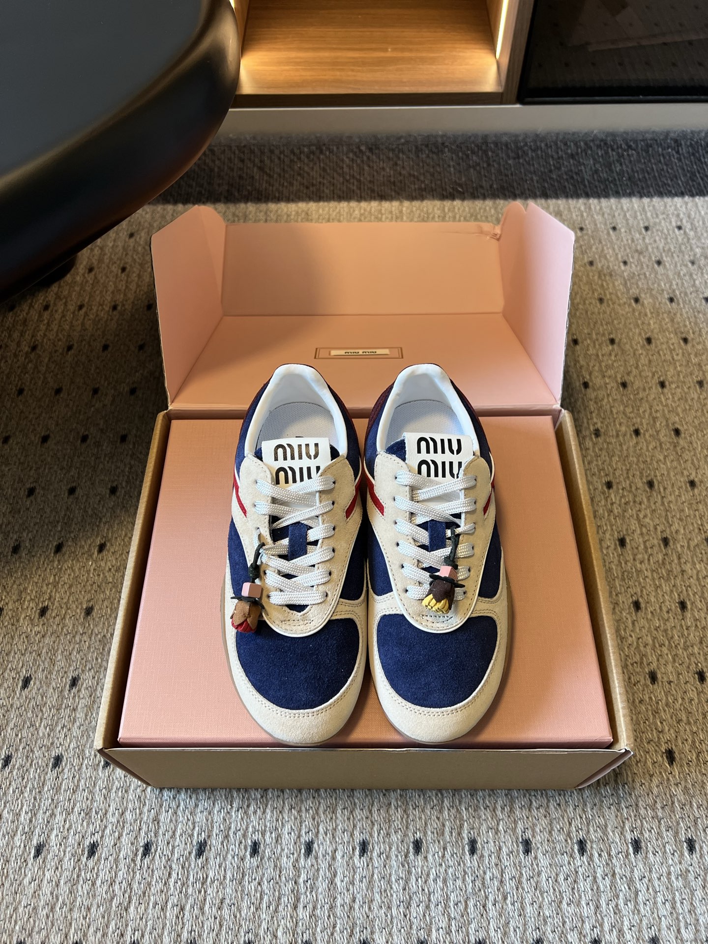 Miu Mi*26ss早秋新款复古拼色德训鞋 自带温柔复古的松弛氛围感，不同材质拼接打造层次质感，小巧流苏配饰点缀鞋带，