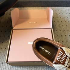 Miu Mi*26ss早秋新款复古拼色德训鞋 自带温柔复古的松弛氛围感,不同材质拼接打造层次质感,小巧流苏配饰点缀鞋带, Miu Mi*26ss早秋新款复古拼色德训鞋 自带温柔复古的松弛氛围感,不同材质拼接打造层次质感,小巧流苏配饰点缀鞋带,