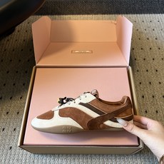 Miu Mi*26ss早秋新款复古拼色德训鞋 自带温柔复古的松弛氛围感,不同材质拼接打造层次质感,小巧流苏配饰点缀鞋带, Miu Mi*26ss早秋新款复古拼色德训鞋 自带温柔复古的松弛氛围感,不同材质拼接打造层次质感,小巧流苏配饰点缀鞋带,