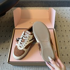 Miu Mi*26ss早秋新款复古拼色德训鞋 自带温柔复古的松弛氛围感,不同材质拼接打造层次质感,小巧流苏配饰点缀鞋带, Miu Mi*26ss早秋新款复古拼色德训鞋 自带温柔复古的松弛氛围感,不同材质拼接打造层次质感,小巧流苏配饰点缀鞋带,