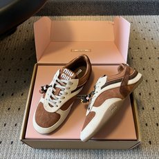 Miu Mi*26ss早秋新款复古拼色德训鞋 自带温柔复古的松弛氛围感,不同材质拼接打造层次质感,小巧流苏配饰点缀鞋带, Miu Mi*26ss早秋新款复古拼色德训鞋 自带温柔复古的松弛氛围感,不同材质拼接打造层次质感,小巧流苏配饰点缀鞋带,