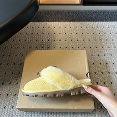 UG*26ss早秋新款毛毛半拖 自带温柔慵懒的氛围感,圆润的鞋型搭配蓬松的毛绒包边,点缀其间,满满的冬日松弛质感。 穿搭 UG*26ss早秋新款毛毛半拖 自带温柔慵懒的氛围感,圆润的鞋型搭配蓬松的毛绒包边,点缀其间,满满的冬日松弛质感。 穿搭