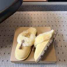 UG*26ss早秋新款毛毛半拖 自带温柔慵懒的氛围感,圆润的鞋型搭配蓬松的毛绒包边,点缀其间,满满的冬日松弛质感。 穿搭 UG*26ss早秋新款毛毛半拖 自带温柔慵懒的氛围感,圆润的鞋型搭配蓬松的毛绒包边,点缀其间,满满的冬日松弛质感。 穿搭