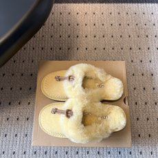 UG*26ss早秋新款毛毛半拖 自带温柔慵懒的氛围感,圆润的鞋型搭配蓬松的毛绒包边,点缀其间,满满的冬日松弛质感。 穿搭 UG*26ss早秋新款毛毛半拖 自带温柔慵懒的氛围感,圆润的鞋型搭配蓬松的毛绒包边,点缀其间,满满的冬日松弛质感。 穿搭