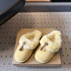 UG*26ss早秋新款毛毛半拖 自带温柔慵懒的氛围感,圆润的鞋型搭配蓬松的毛绒包边,点缀其间,满满的冬日松弛质感。 穿搭 UG*26ss早秋新款毛毛半拖 自带温柔慵懒的氛围感,圆润的鞋型搭配蓬松的毛绒包边,点缀其间,满满的冬日松弛质感。 穿搭