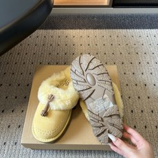 UG*26ss早秋新款毛毛半拖 自带温柔慵懒的氛围感,圆润的鞋型搭配蓬松的毛绒包边,点缀其间,满满的冬日松弛质感。 穿搭 UG*26ss早秋新款毛毛半拖 自带温柔慵懒的氛围感,圆润的鞋型搭配蓬松的毛绒包边,点缀其间,满满的冬日松弛质感。 穿搭