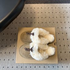 UG*26ss早秋新款毛毛半拖 自带温柔慵懒的氛围感,圆润的鞋型搭配蓬松的毛绒包边,点缀其间,满满的冬日松弛质感。 穿搭 UG*26ss早秋新款毛毛半拖 自带温柔慵懒的氛围感,圆润的鞋型搭配蓬松的毛绒包边,点缀其间,满满的冬日松弛质感。 穿搭