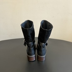 Unfoli*26ss早秋新款复古皮带扣拼接西部中筒靴 自带复古酷飒氛围感,靴身拼接设计搭配金属皮带扣装饰,利落有型,自 Unfoli*26ss早秋新款复古皮带扣拼接西部中筒靴 自带复古酷飒氛围感,靴身拼接设计搭配金属皮带扣装饰,利落有型,自