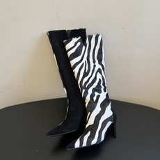 Khait* 26ss早秋新款尖头拼色细跟高筒靴 自带酷飒复古贵气氛围感,利落尖头搭配靴口V型开叉,斑马纹马毛与麂皮拼漆 Khait* 26ss早秋新款尖头拼色细跟高筒靴 自带酷飒复古贵气氛围感,利落尖头搭配靴口V型开叉,斑马纹马毛与麂皮拼漆