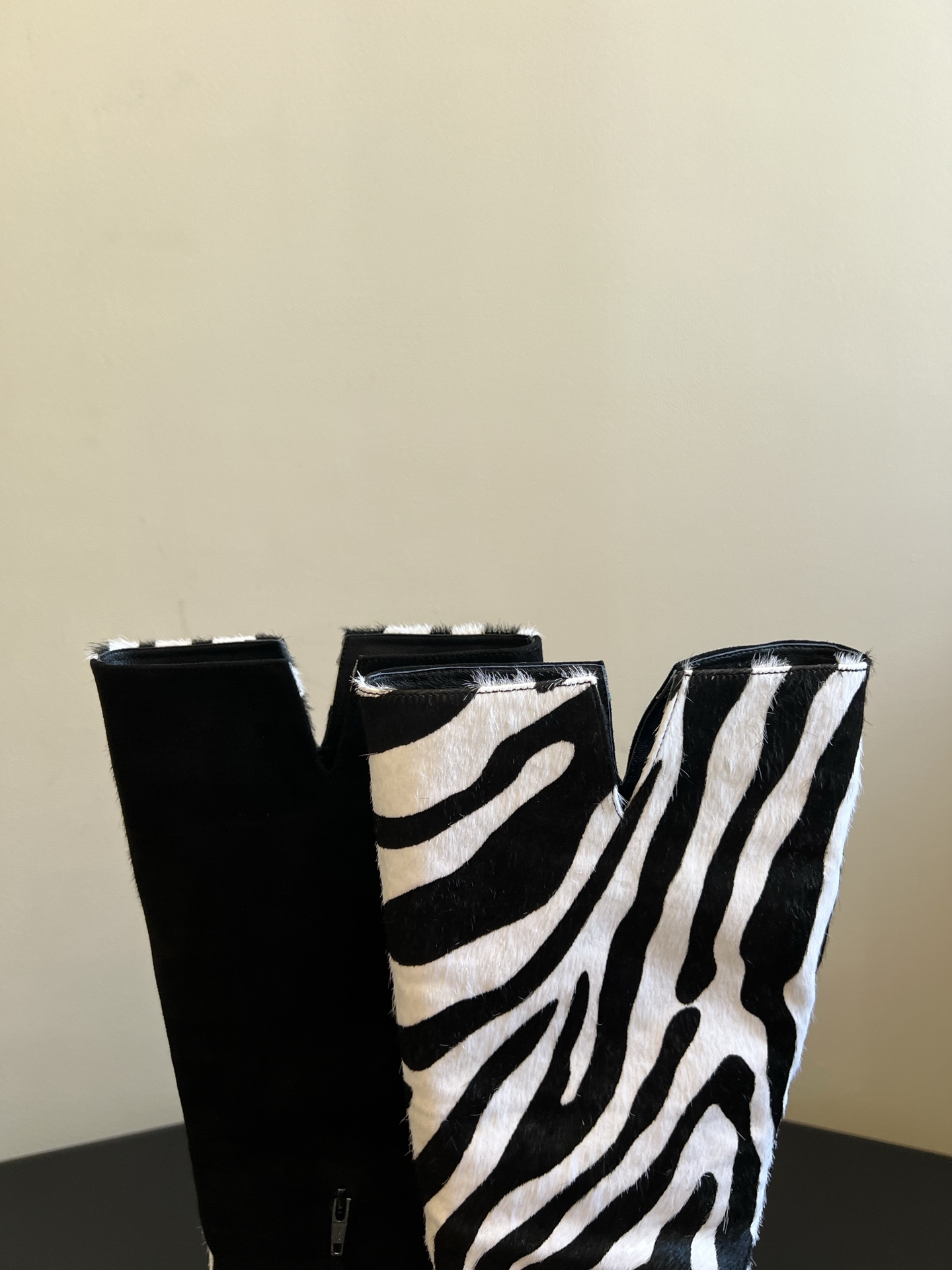 Khait* 26ss早秋新款尖头拼色细跟高筒靴 自带酷飒复古贵气氛围感,利落尖头搭配靴口V型开叉,斑马纹马毛与麂皮拼漆 Khait* 26ss早秋新款尖头拼色细跟高筒靴 自带酷飒复古贵气氛围感,利落尖头搭配靴口V型开叉,斑马纹马毛与麂皮拼漆