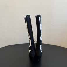 Khait* 26ss早秋新款尖头拼色细跟高筒靴 自带酷飒复古贵气氛围感,利落尖头搭配靴口V型开叉,斑马纹马毛与麂皮拼漆 Khait* 26ss早秋新款尖头拼色细跟高筒靴 自带酷飒复古贵气氛围感,利落尖头搭配靴口V型开叉,斑马纹马毛与麂皮拼漆