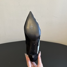 Khait* 26ss早秋新款尖头拼色细跟高筒靴 自带酷飒复古贵气氛围感,利落尖头搭配靴口V型开叉,斑马纹马毛与麂皮拼漆 Khait* 26ss早秋新款尖头拼色细跟高筒靴 自带酷飒复古贵气氛围感,利落尖头搭配靴口V型开叉,斑马纹马毛与麂皮拼漆