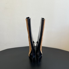Khait* 26ss早秋新款尖头拼色细跟高筒靴 自带酷飒复古贵气氛围感,利落尖头搭配靴口V型开叉,斑马纹马毛与麂皮拼漆 Khait* 26ss早秋新款尖头拼色细跟高筒靴 自带酷飒复古贵气氛围感,利落尖头搭配靴口V型开叉,斑马纹马毛与麂皮拼漆