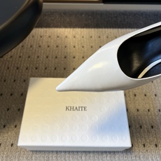 Khait* 26ss早秋新款尖头异形跟高跟鞋 自带清冷极简的高级氛围感,利落尖头线条拉长足部曲线,独特异形跟设计低调又 Khait* 26ss早秋新款尖头异形跟高跟鞋 自带清冷极简的高级氛围感,利落尖头线条拉长足部曲线,独特异形跟设计低调又