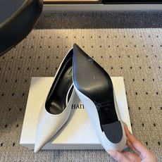 Khait* 26ss早秋新款尖头异形跟高跟鞋 自带清冷极简的高级氛围感,利落尖头线条拉长足部曲线,独特异形跟设计低调又 Khait* 26ss早秋新款尖头异形跟高跟鞋 自带清冷极简的高级氛围感,利落尖头线条拉长足部曲线,独特异形跟设计低调又