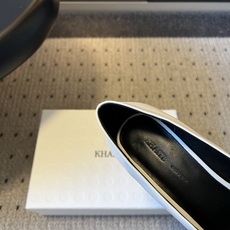 Khait* 26ss早秋新款尖头异形跟高跟鞋 自带清冷极简的高级氛围感,利落尖头线条拉长足部曲线,独特异形跟设计低调又 Khait* 26ss早秋新款尖头异形跟高跟鞋 自带清冷极简的高级氛围感,利落尖头线条拉长足部曲线,独特异形跟设计低调又