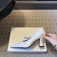 Khait* 26ss早秋新款尖头异形跟高跟鞋 自带清冷极简的高级氛围感,利落尖头线条拉长足部曲线,独特异形跟设计低调又 Khait* 26ss早秋新款尖头异形跟高跟鞋 自带清冷极简的高级氛围感,利落尖头线条拉长足部曲线,独特异形跟设计低调又