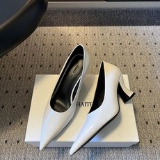 Khait* 26ss早秋新款尖头异形跟高跟鞋 自带清冷极简的高级氛围感,利落尖头线条拉长足部曲线,独特异形跟设计低调又 Khait* 26ss早秋新款尖头异形跟高跟鞋 自带清冷极简的高级氛围感,利落尖头线条拉长足部曲线,独特异形跟设计低调又