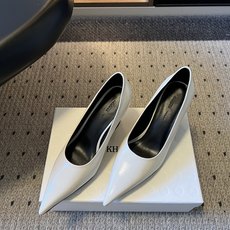 Khait* 26ss早秋新款尖头异形跟高跟鞋 自带清冷极简的高级氛围感,利落尖头线条拉长足部曲线,独特异形跟设计低调又 Khait* 26ss早秋新款尖头异形跟高跟鞋 自带清冷极简的高级氛围感,利落尖头线条拉长足部曲线,独特异形跟设计低调又