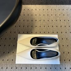 Khait* 26ss早秋新款尖头异形跟高跟鞋 自带清冷极简的高级氛围感,利落尖头线条拉长足部曲线,独特异形跟设计低调又 Khait* 26ss早秋新款尖头异形跟高跟鞋 自带清冷极简的高级氛围感,利落尖头线条拉长足部曲线,独特异形跟设计低调又
