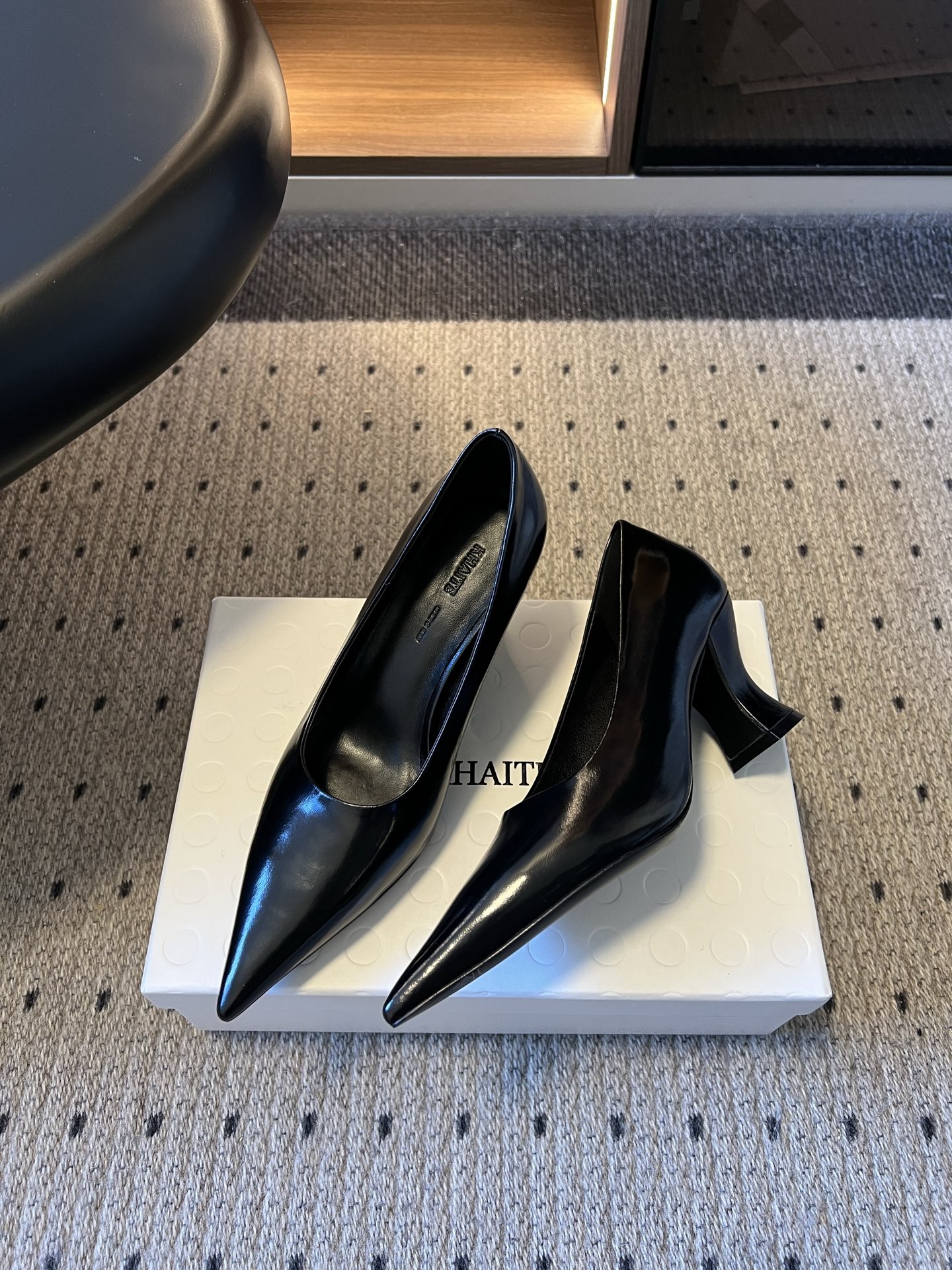 Khait* 26ss早秋新款尖头异形跟高跟鞋 自带清冷极简的高级氛围感,利落尖头线条拉长足部曲线,独特异形跟设计低调又 Khait* 26ss早秋新款尖头异形跟高跟鞋 自带清冷极简的高级氛围感,利落尖头线条拉长足部曲线,独特异形跟设计低调又