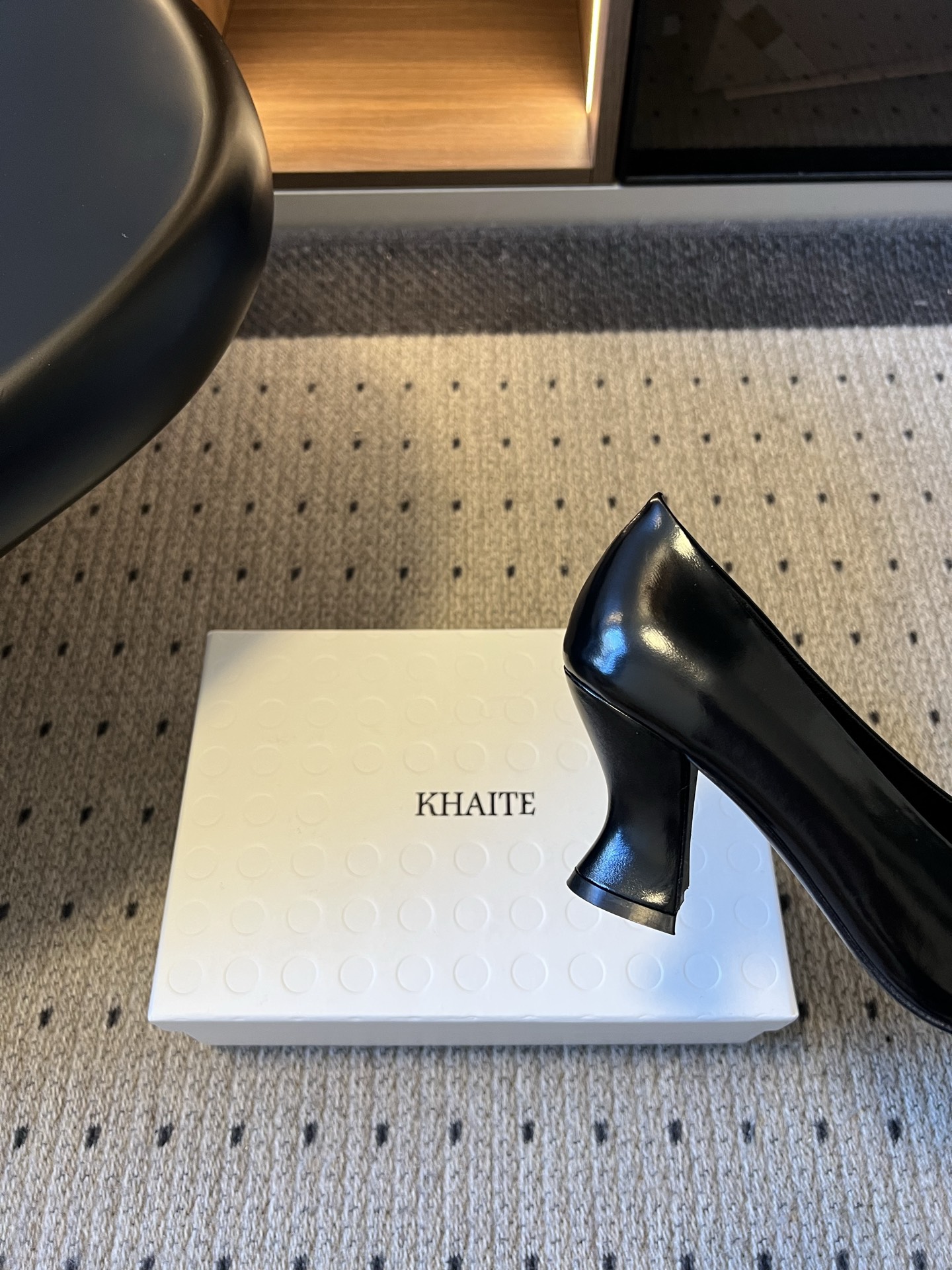 Khait* 26ss早秋新款尖头异形跟高跟鞋 自带清冷极简的高级氛围感,利落尖头线条拉长足部曲线,独特异形跟设计低调又 Khait* 26ss早秋新款尖头异形跟高跟鞋 自带清冷极简的高级氛围感,利落尖头线条拉长足部曲线,独特异形跟设计低调又