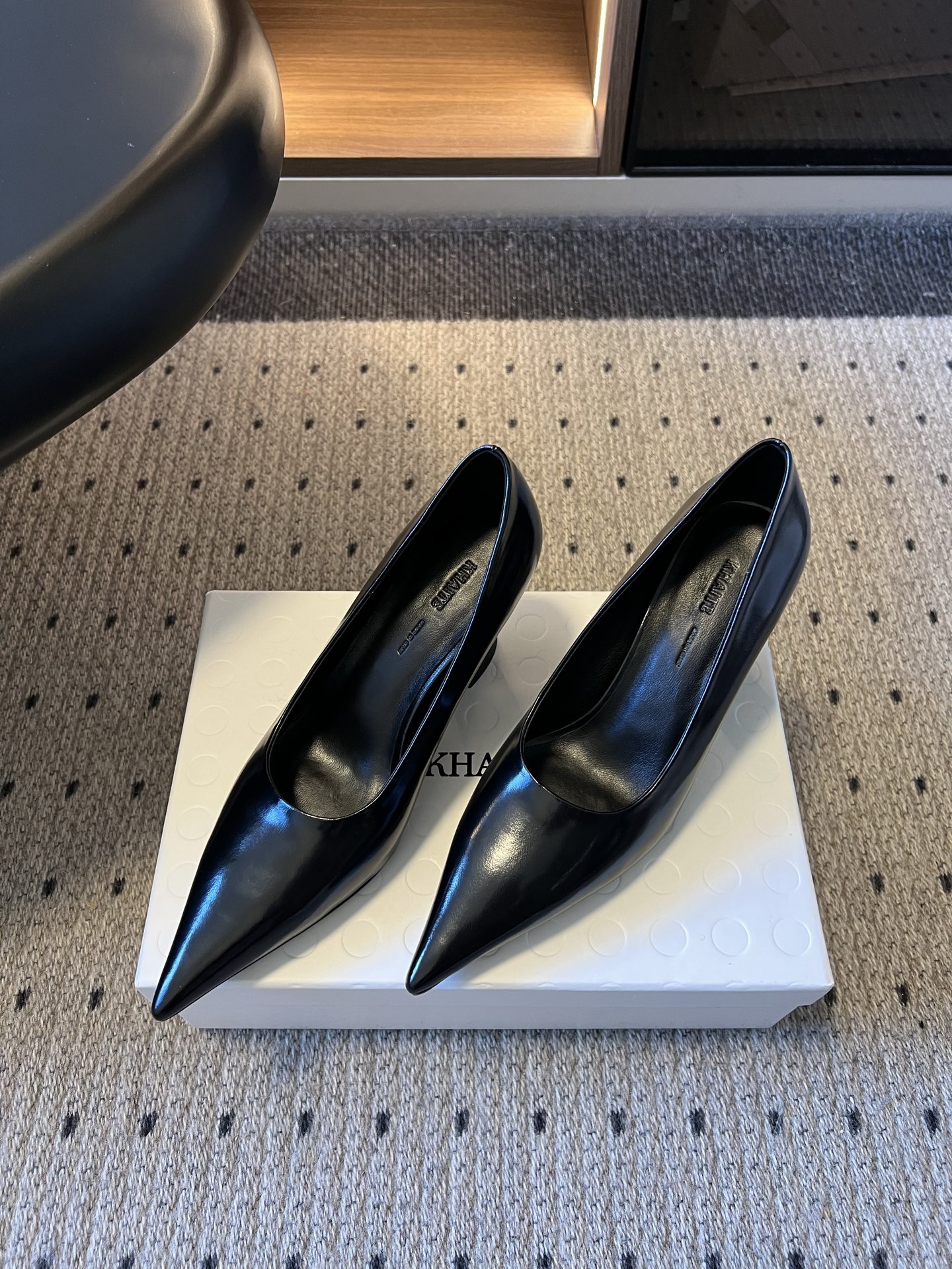 Khait* 26ss早秋新款尖头异形跟高跟鞋 自带清冷极简的高级氛围感,利落尖头线条拉长足部曲线,独特异形跟设计低调又 Khait* 26ss早秋新款尖头异形跟高跟鞋 自带清冷极简的高级氛围感,利落尖头线条拉长足部曲线,独特异形跟设计低调又