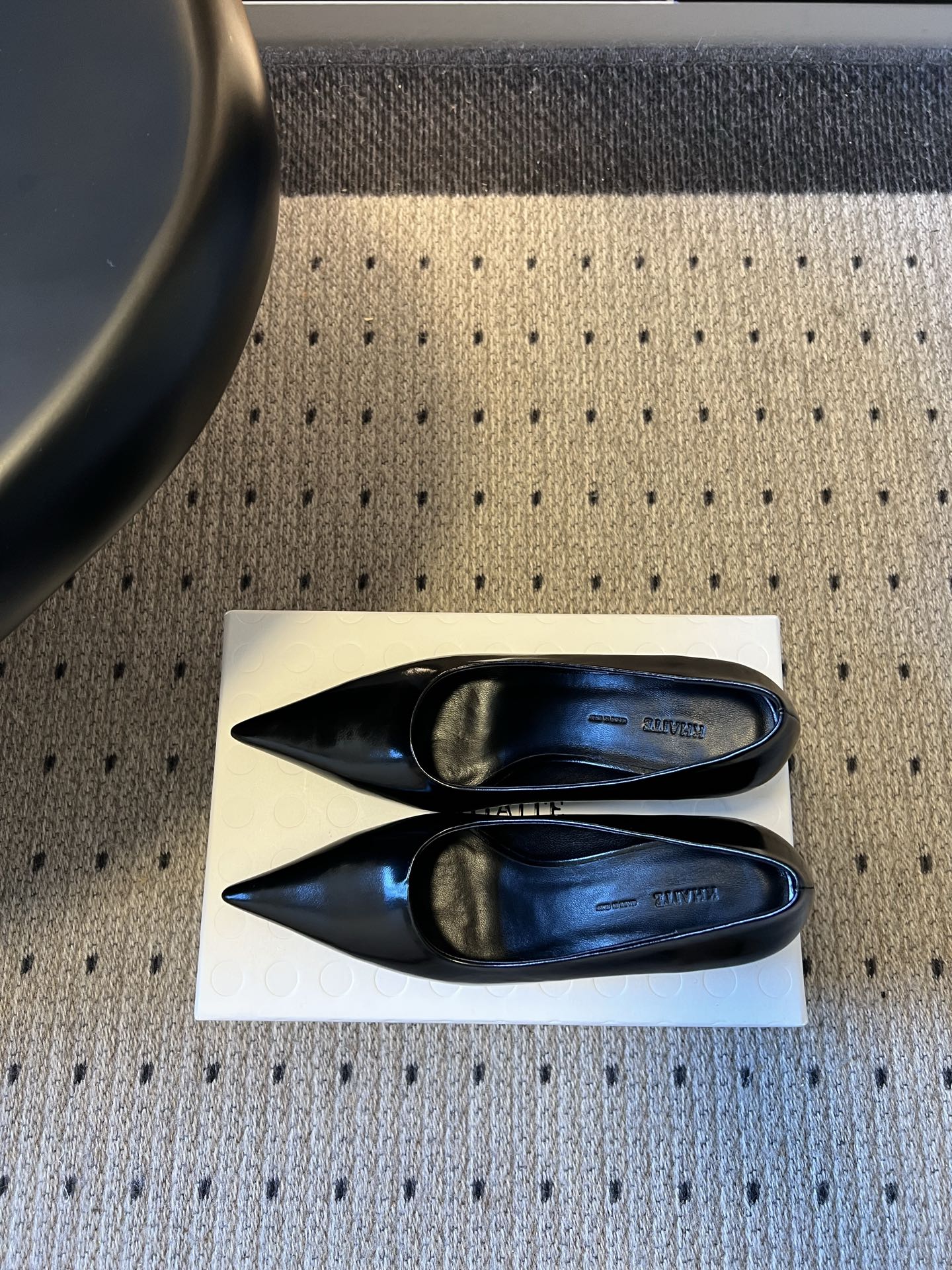 Khait* 26ss早秋新款尖头异形跟高跟鞋 自带清冷极简的高级氛围感,利落尖头线条拉长足部曲线,独特异形跟设计低调又 Khait* 26ss早秋新款尖头异形跟高跟鞋 自带清冷极简的高级氛围感,利落尖头线条拉长足部曲线,独特异形跟设计低调又
