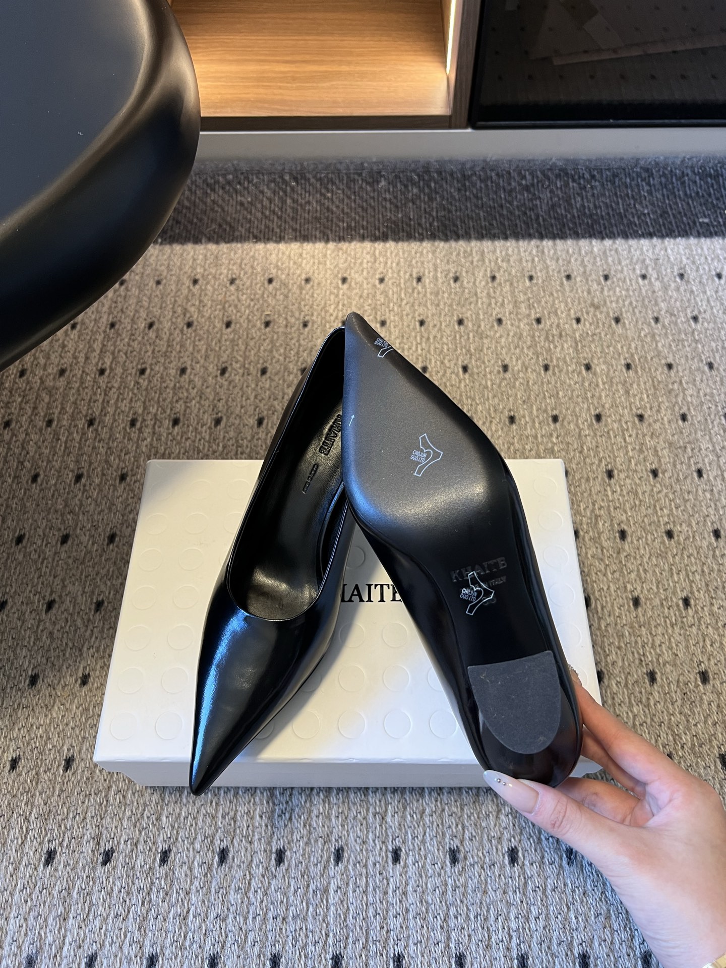 Khait* 26ss早秋新款尖头异形跟高跟鞋 自带清冷极简的高级氛围感,利落尖头线条拉长足部曲线,独特异形跟设计低调又 Khait* 26ss早秋新款尖头异形跟高跟鞋 自带清冷极简的高级氛围感,利落尖头线条拉长足部曲线,独特异形跟设计低调又