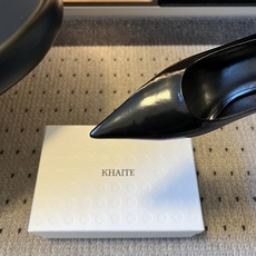 Khait* 26ss早秋新款尖头异形跟高跟鞋 自带清冷极简的高级氛围感,利落尖头线条拉长足部曲线,独特异形跟设计低调又 Khait* 26ss早秋新款尖头异形跟高跟鞋 自带清冷极简的高级氛围感,利落尖头线条拉长足部曲线,独特异形跟设计低调又